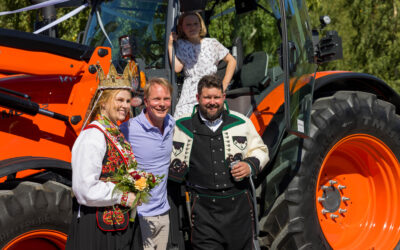 Nygifte Petter Pilgaard ga Kubota-traktor i bryllupsgave til bondepar