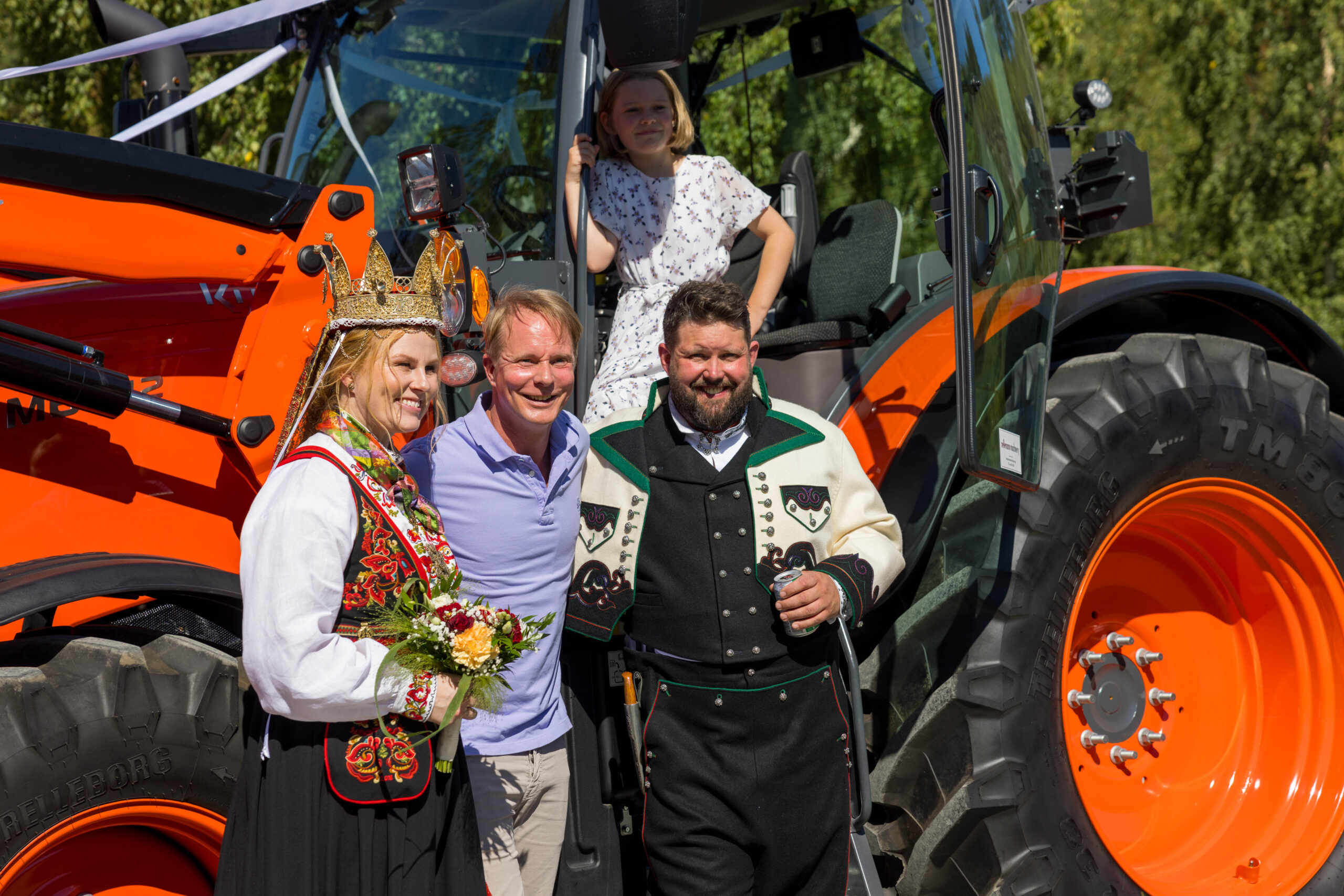 Ida og Even får en Kubota M6 av Petter Pilgaard og Nellemann Machinery, i bryllupet sitt.